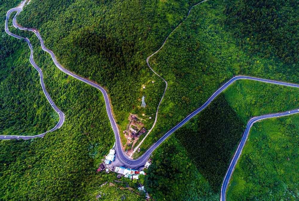 Cảnh đèo Hải Vân nhìn từ trên cao. ẢNH: CANVA Cảnh đèo Hải Vân nhìn từ trên cao. ẢNH: CANVA