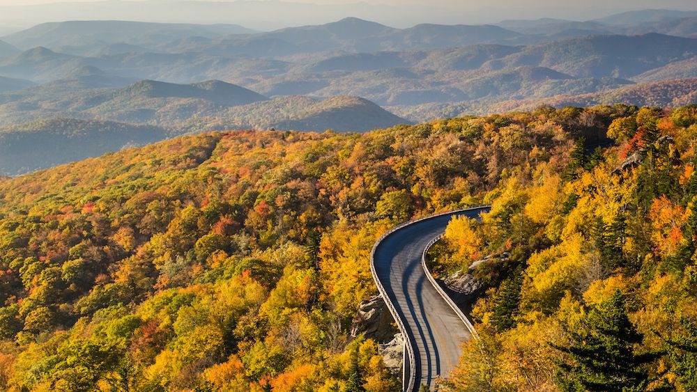 Ở Bờ Đông, đường Blue Ridge Parkway và đường Skyline là những cung đường núi đẹp nhất nước Mỹ. Tuyến đường này nối liền Công viên quốc gia Shenandoah ở Virginia với dãy núi Great Smoky ở Bắc Carolina. Hành trình dài 745 km này đặc biệt nổi tiếng với những tán lá mùa thu, khi rừng cây chuyển sang màu đỏ, vàng và cam. ẢNH: GETTY Ở Bờ Đông, đường Blue Ridge Parkway và đường Skyline là những cung đường núi đẹp nhất nước Mỹ. Tuyến đường này nối liền Công viên quốc gia Shenandoah ở Virginia với dãy núi Great Smoky ở Bắc Carolina. Hành trình dài 745 km này đặc biệt nổi tiếng với những tán lá mùa thu, khi rừng cây chuyển sang màu đỏ, vàng và cam. ẢNH: GETTY